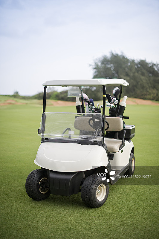 高尔夫球场上的高尔夫球车图片素材