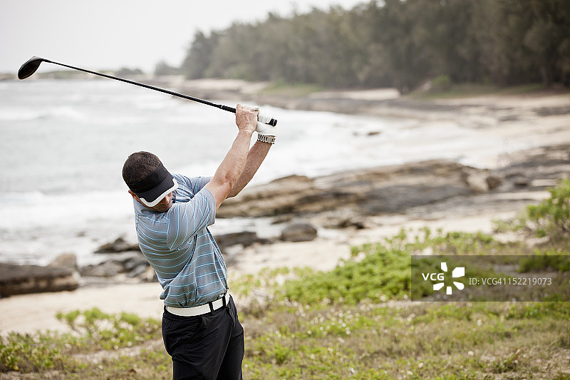 高尔夫球手挥杆击球图片素材