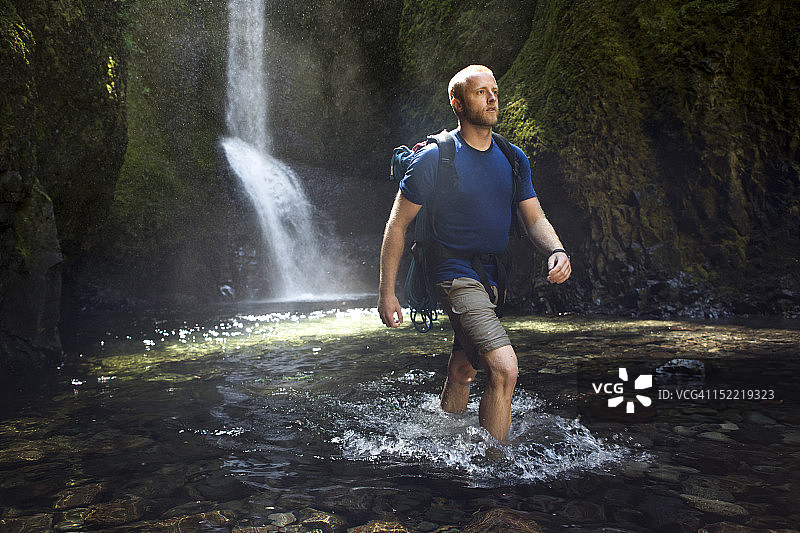 徒步穿越狭窄峡谷的男人图片素材