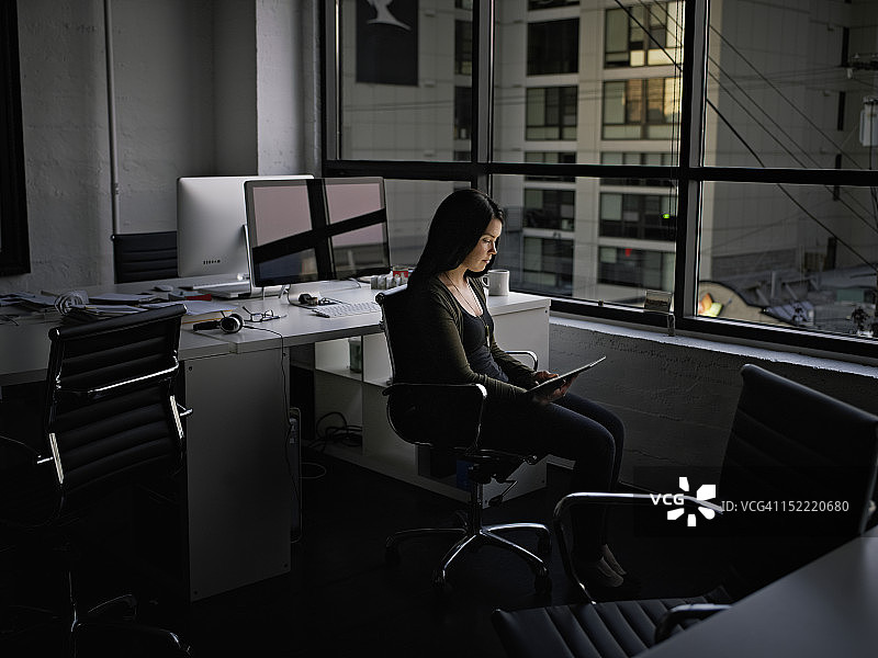 在办公室使用平板电脑的女商人图片素材