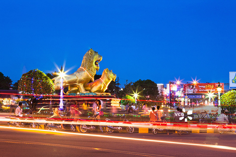 黄昏时分的三狮雕塑图片素材