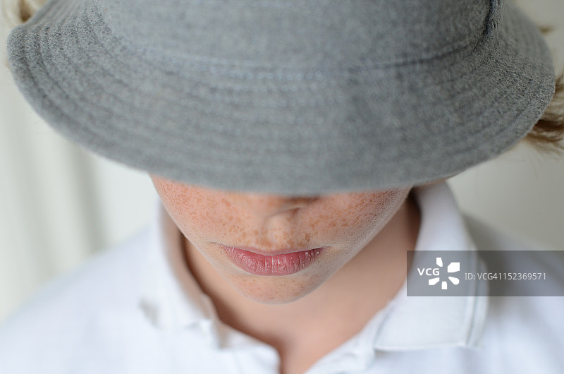 戴帽男孩的特写图片素材