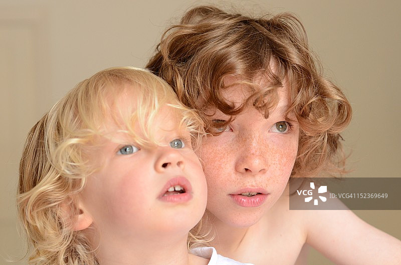 眺望远方的男孩图片素材