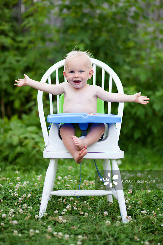 男婴坐在增高座椅上图片素材