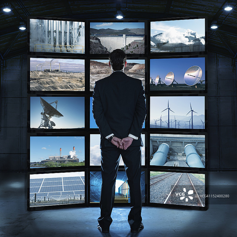 在显示器上看技术的白人男商人图片素材