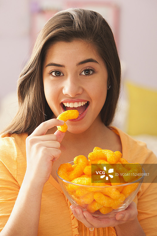 混血女孩吃零食图片素材