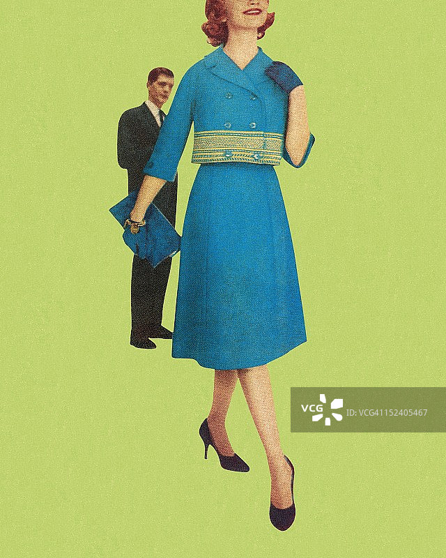 穿蓝色西装的女人和她身后的男人图片素材