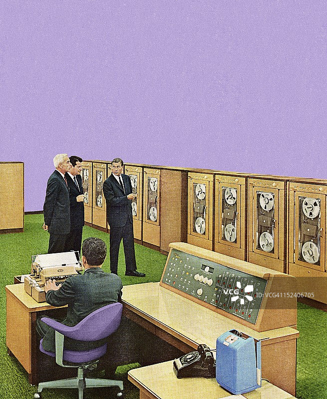 男人看办公设备图片素材