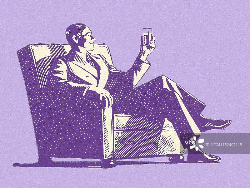 男人看着饮料图片素材