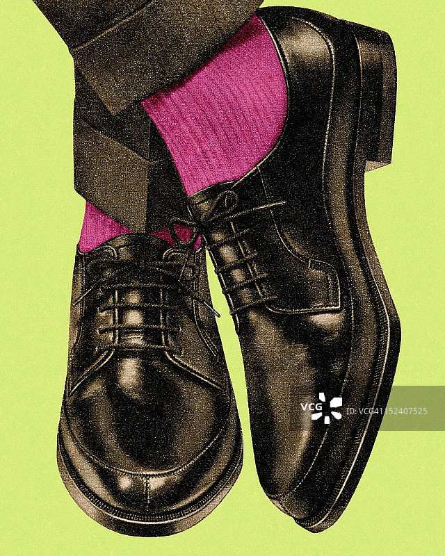 男人的黑色皮鞋和粉色袜子图片素材