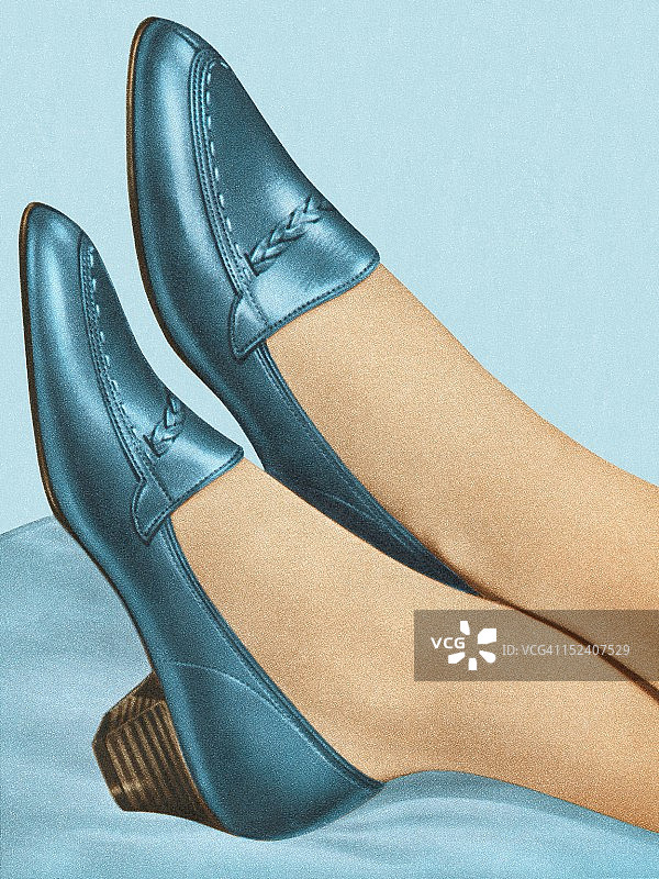 女人穿着蓝色鞋子图片素材