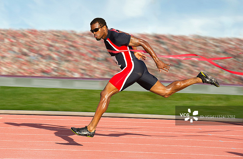 跑步者冲过终点线图片素材