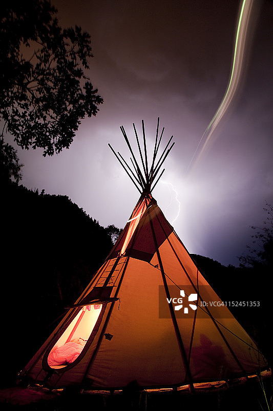 发光的圆锥形帐篷图片素材