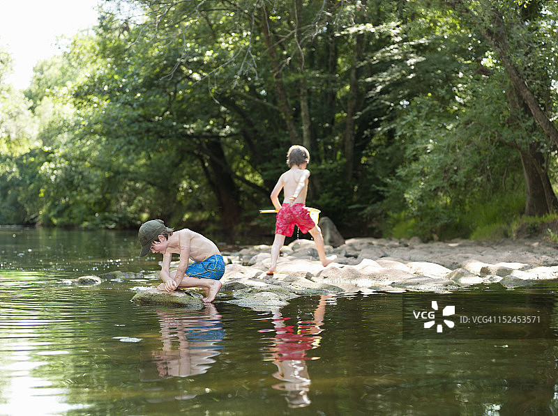 两个男孩在河边玩耍图片素材