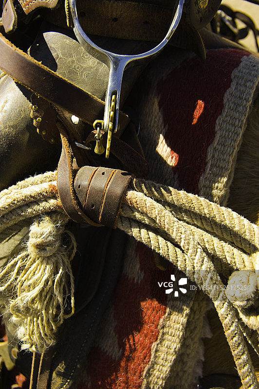 马鞍上的马刺和盘绕的绳索图片素材
