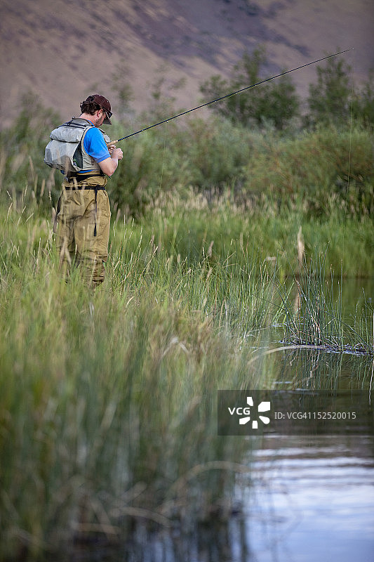 在银溪钓鱼的男人图片素材