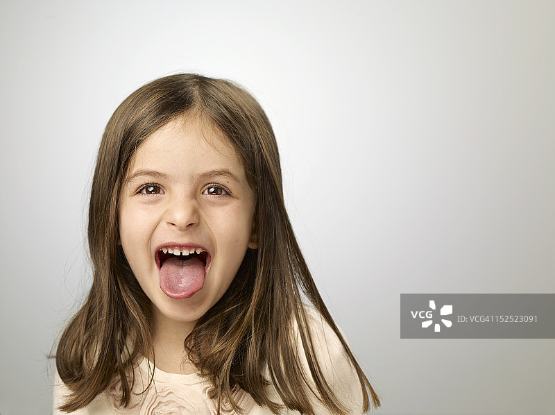 吐舌头的女孩肖像照图片素材
