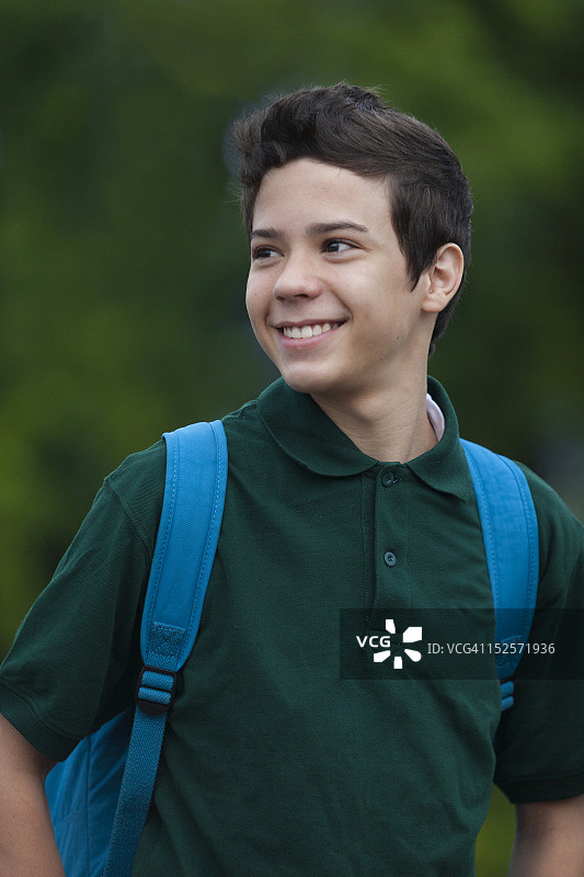 微笑的年轻男孩图片素材