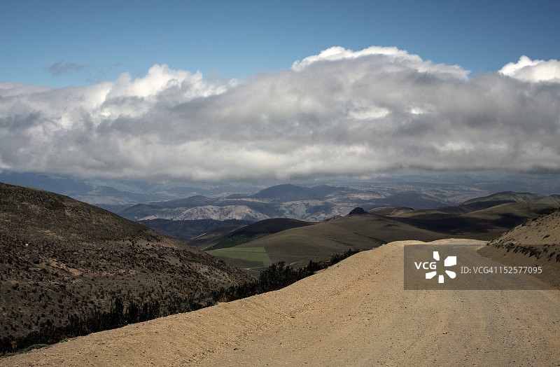 俯瞰群山的泥路图片素材
