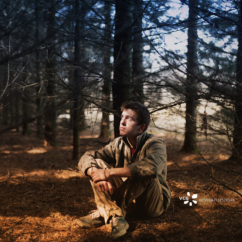 男人坐在森林里图片素材