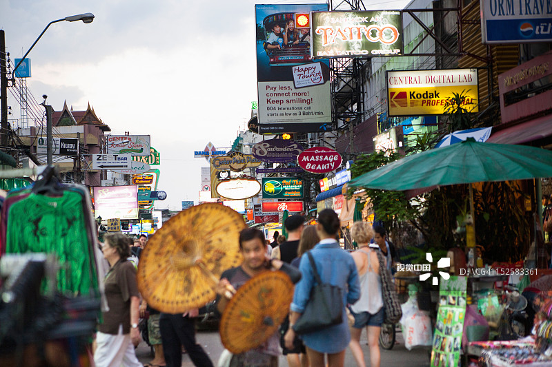 在繁忙街道上的游客图片素材