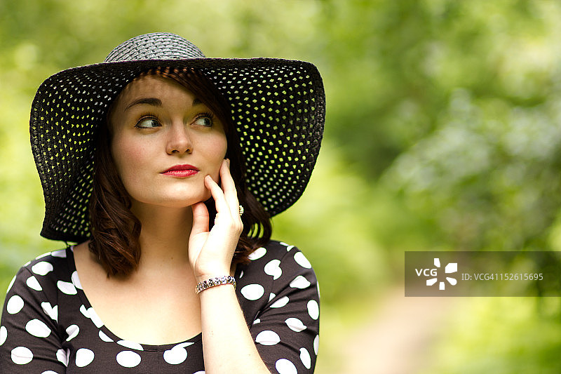 年轻女子看向别处图片素材