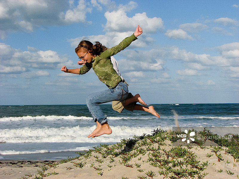 在海滩上跳跃的孩子们图片素材
