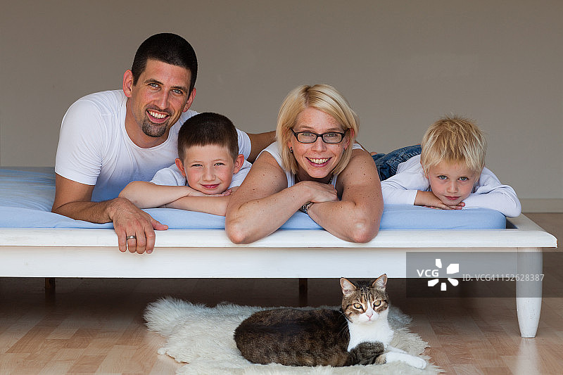 床上的一家人图片素材