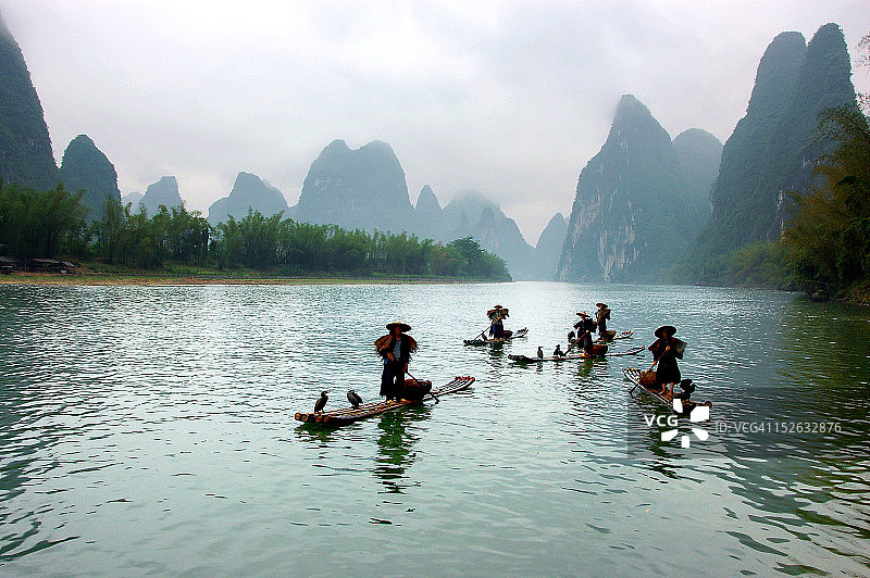 河中传统捕鱼方式图片素材