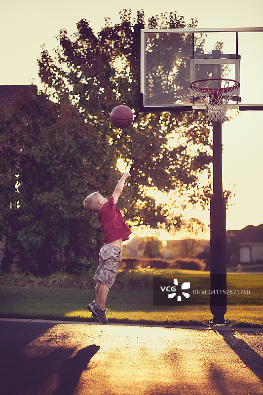 男孩上篮图片素材