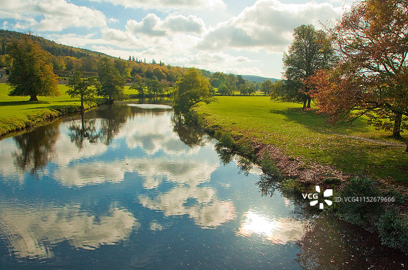 德文特河中的天空倒影图片素材