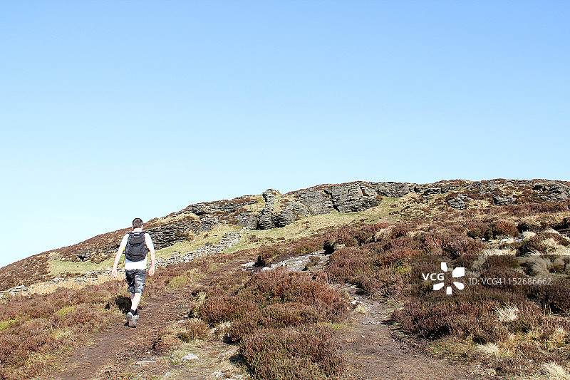 男子在威克洛山脉徒步图片素材