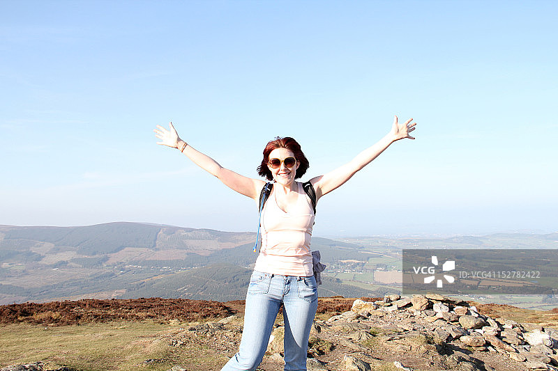 女人在威克洛山上徒步庆祝图片素材