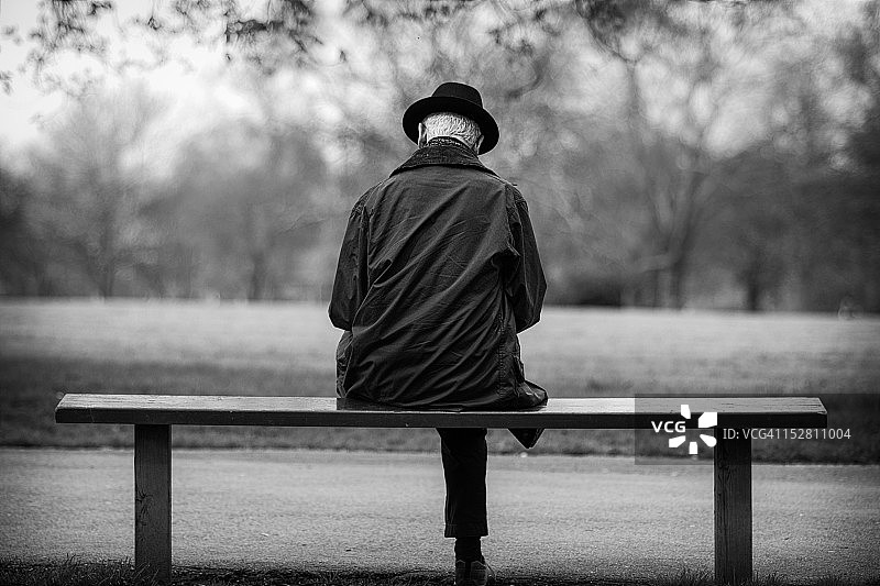 男人独自坐在长椅上图片素材