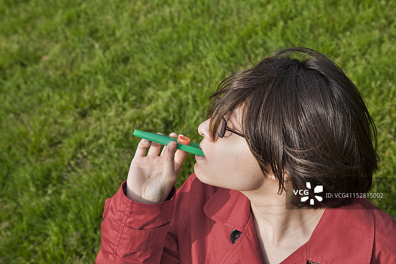 吹卡祖笛的少女图片素材