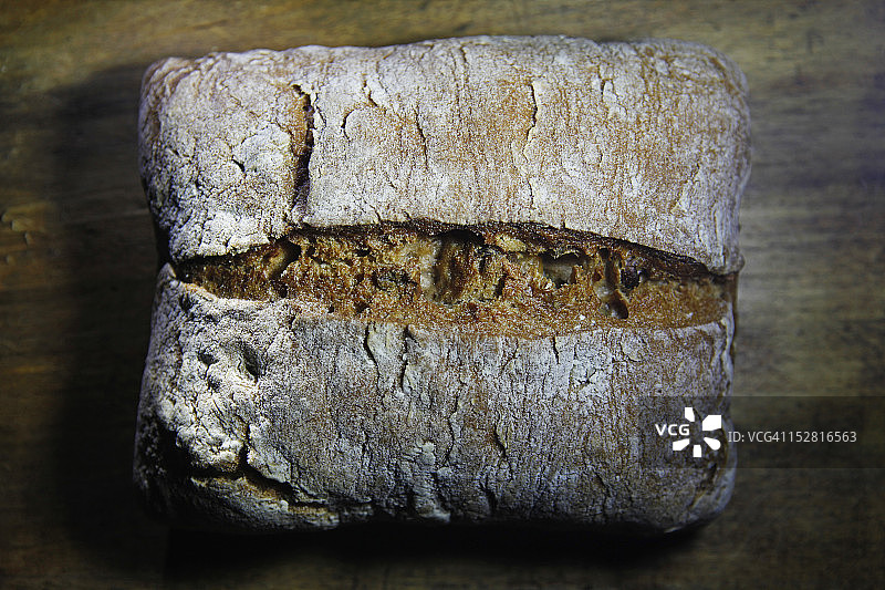 新鲜烘焙的法式面包图片素材