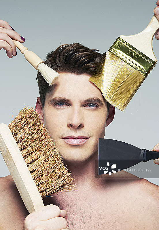 男人用家居物品清洁面部图片素材