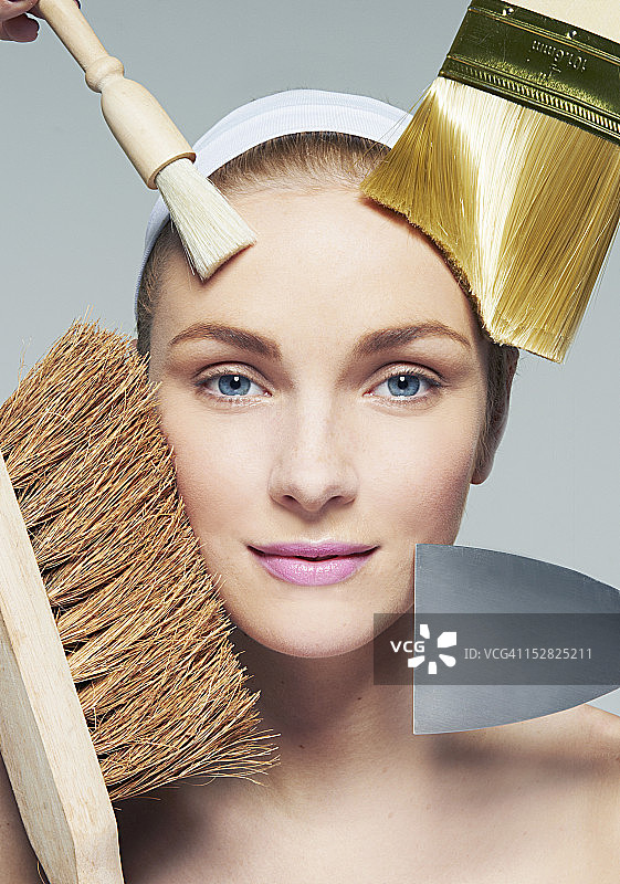 女人用家居物品清洁面部图片素材