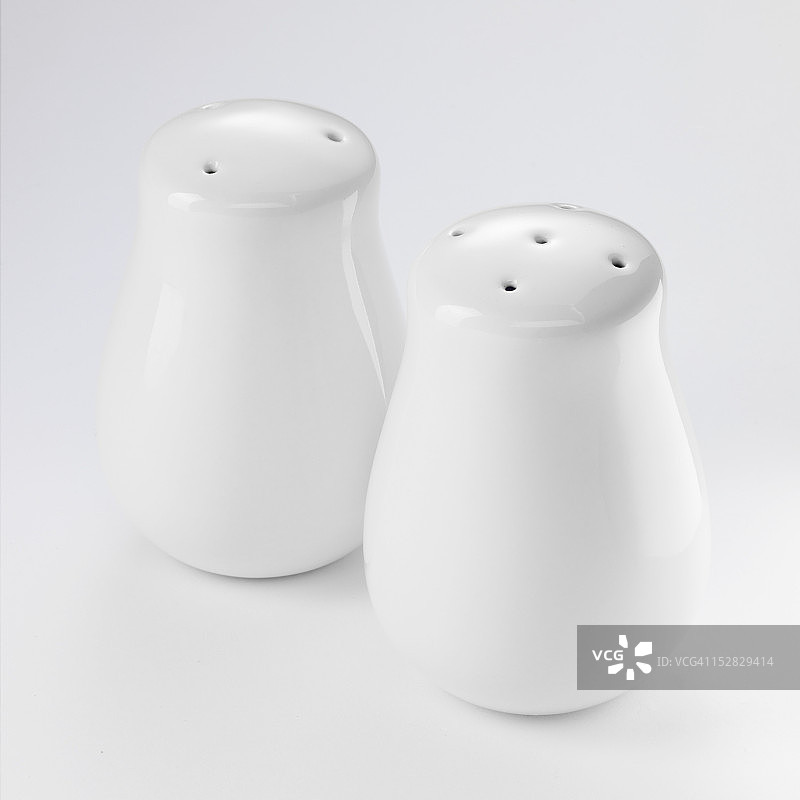 盐和胡椒粉调味罐特写图片素材