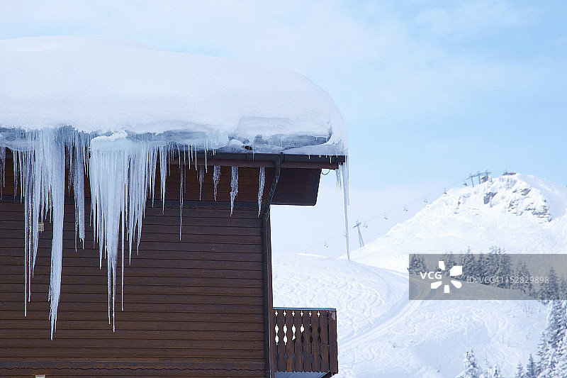 雪地小屋上悬挂的冰柱图片素材