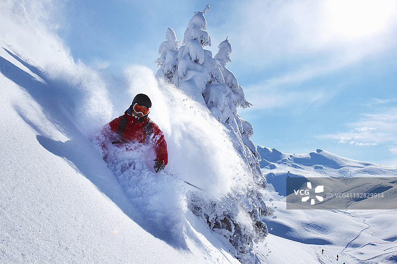 滑雪者在雪坡上滑行图片素材