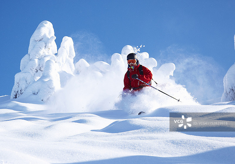 滑雪者在雪坡上滑行图片素材
