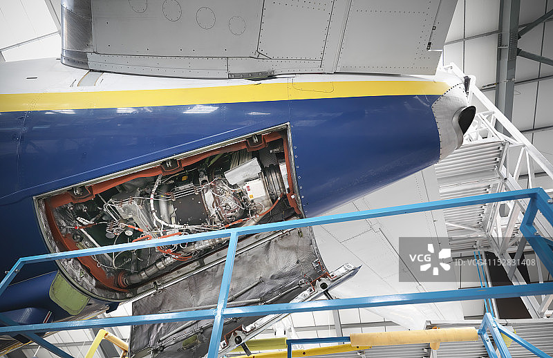 机库内喷气式飞机底部特写图片素材