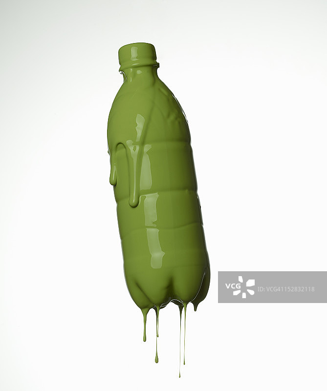 滴着绿色油漆的苏打水瓶图片素材