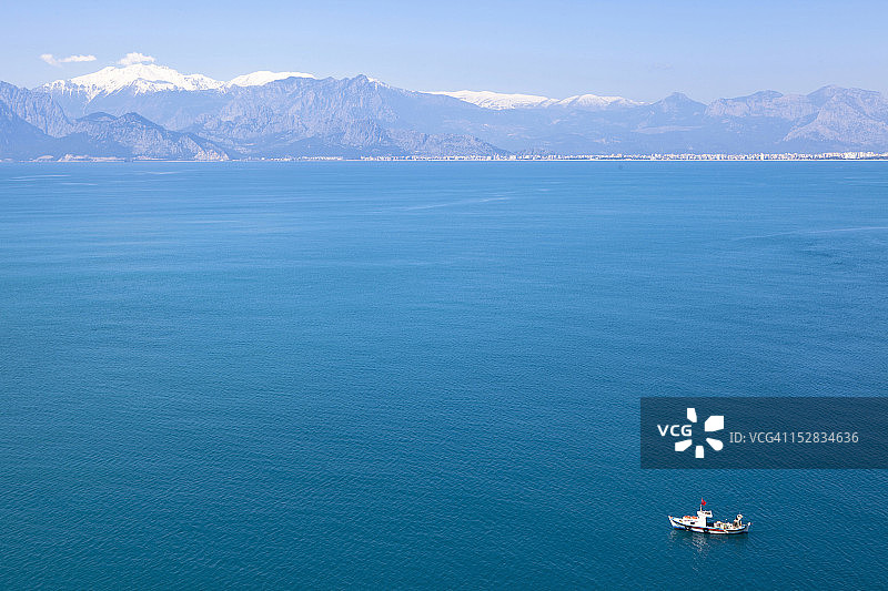 静谧海洋中航行的船只图片素材