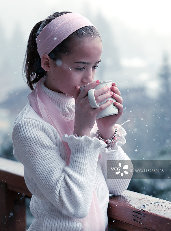在阳台上的年轻女孩图片素材