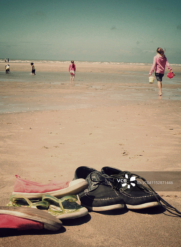 沙滩上的鞋子图片素材