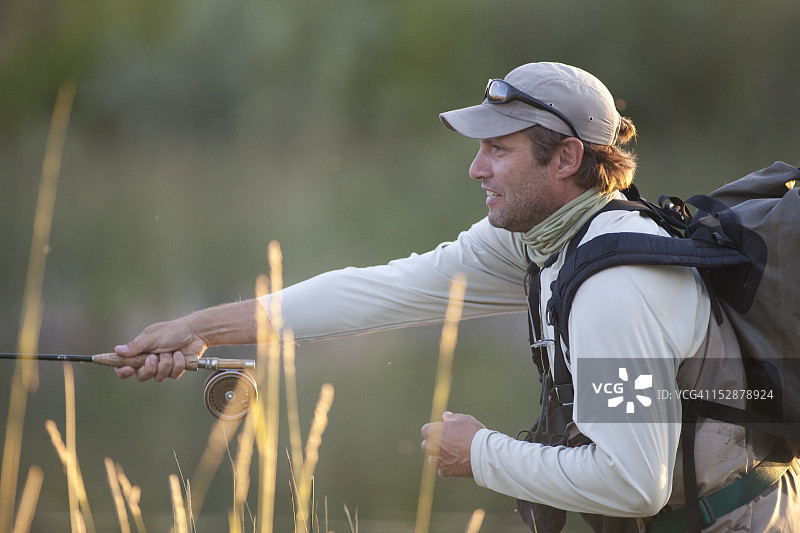 男人飞蝇钓鱼图片素材