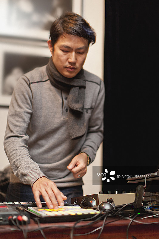 音乐家演奏合成器图片素材