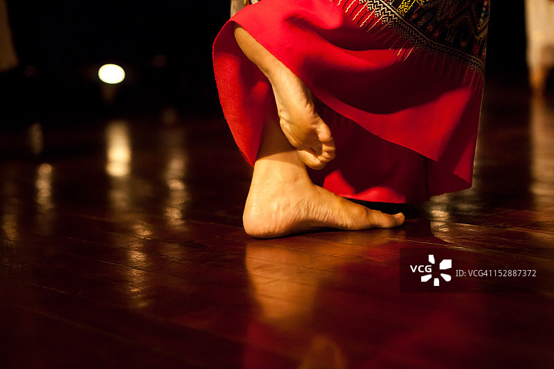 舞台上舞者的光脚图片素材